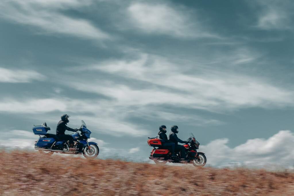 zwei Harley-Davidson Street Glide Ultra bei der Fahrt