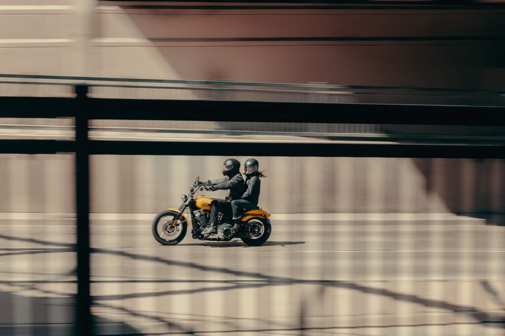 eine gelbe Harley-Davidson Street Bob bei der Fahrt