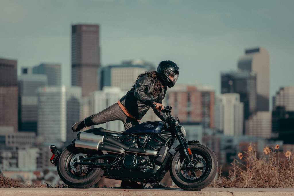 Ein Mann steigt auf eine Harley-Davidson Sportster S