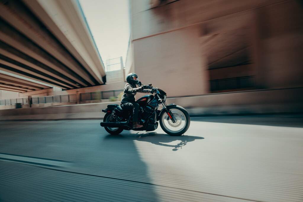Eine Harley-Davidson Nightster Special bei der Fahrt