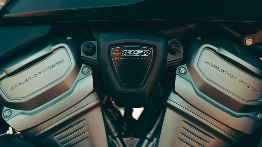 Nahaufnahme des 1250 Revolution Max Motors einer Harley-Davidson mit sichtbarem Logo und Schriftzug.