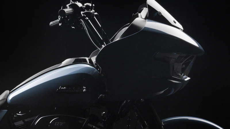 Detailansicht eines Harley-Davidson Motorrads mit betontem Tank und Lenker im Schatten.
