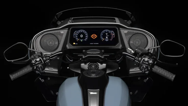 Cockpitansicht eines Harley-Davidson Motorrads mit digitalen Instrumenten und Lautsprechern.