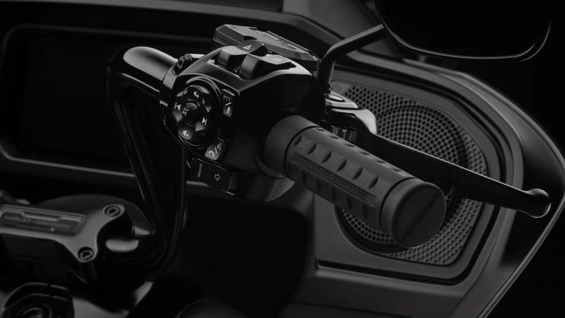 Detailaufnahme eines Harley-Davidson Motorradgriffes mit Steuerungselementen in Schwarz.