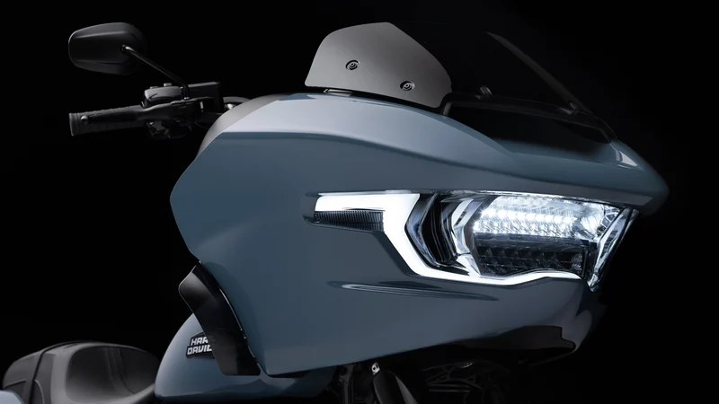 Nahaufnahme eines Harley-Davidson Motorrads mit modernem Design und LED-Scheinwerfern vor schwarzem Hintergrund.