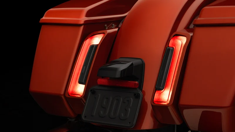 Detailaufnahme des Heckbereichs eines Harley-Davidson Motorrads mit roten Rücklichtern und Nummernschild.